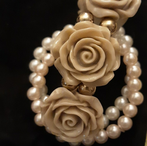 BEAUTIFUL BEIGE COLOR STRETCH BRACELETS - Picture 2 of 4